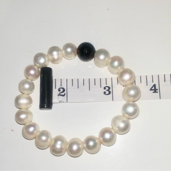 Freshwater Pearl bracelet with in black bead accent bead - Picture 2 of 3